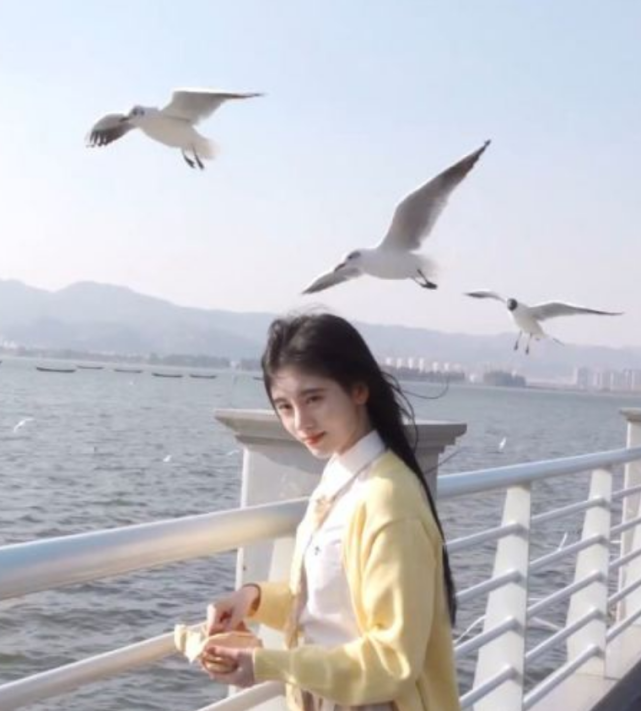 鞠婧祎穿jk裙春游,当她与路人同框那刻:没有对比就没有伤害