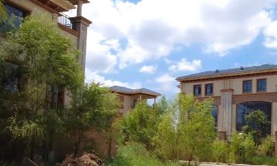 宁夏银川发现烂尾别墅群,近百户无人居住,建筑风格豪华