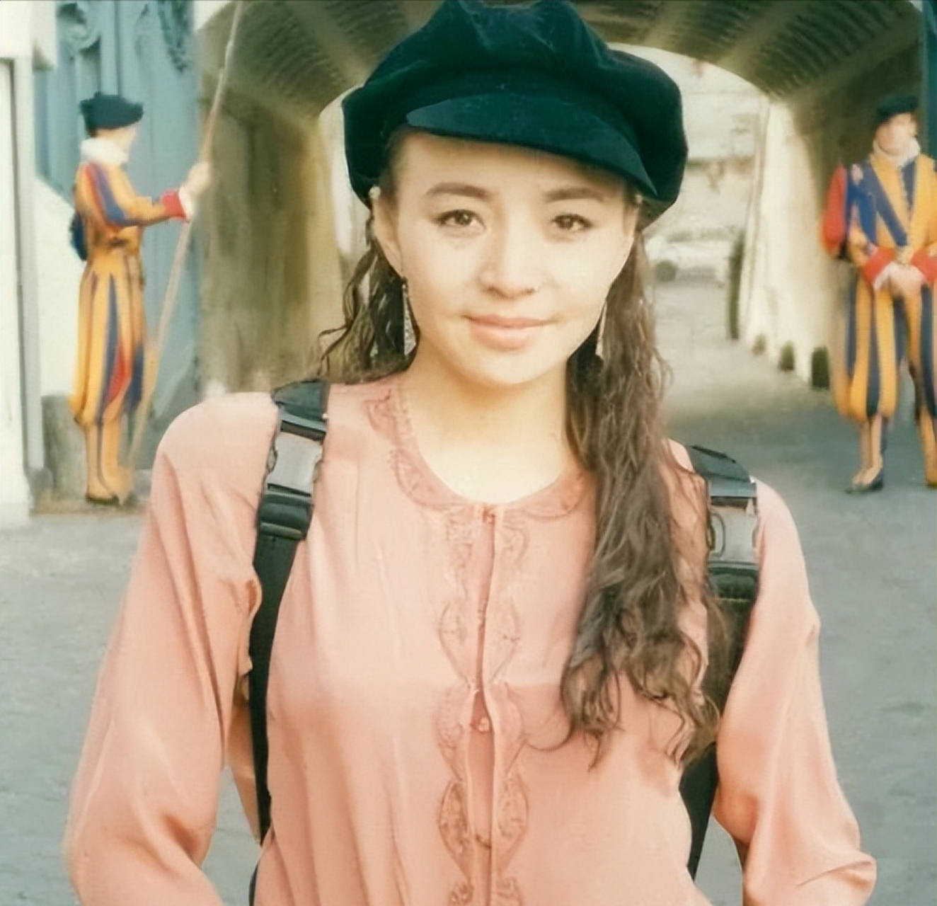 梁欢与英达结婚后曾幸福,但随着时间推移问题逐渐显现,梁欢付出很多却