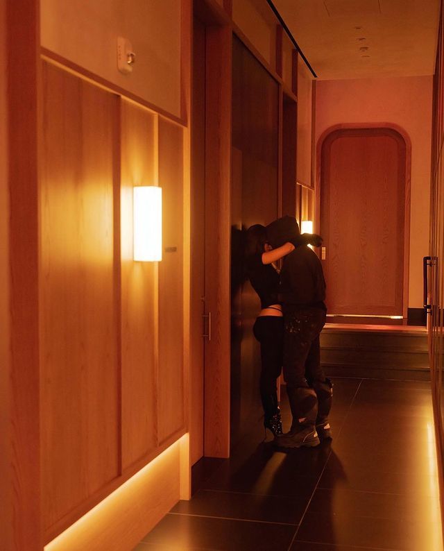 44岁的侃爷"官宣"了一段新恋情,31岁的辣妈说自己梦想已实现