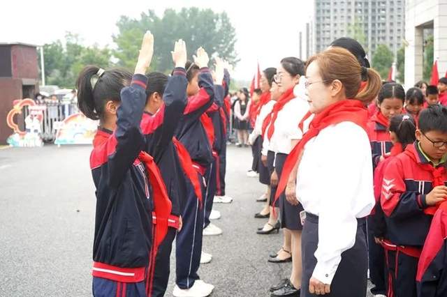 遂平五中开展主题升旗仪式暨2023一年级首批新队员入队仪式