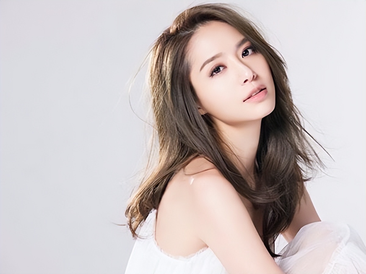 台湾名模白歆惠:浓颜美女常演事业型女性,现实中嫁豪门后隐退