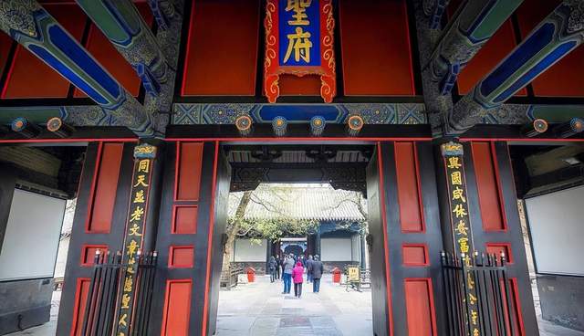 孔府大门及其两侧的金字对联