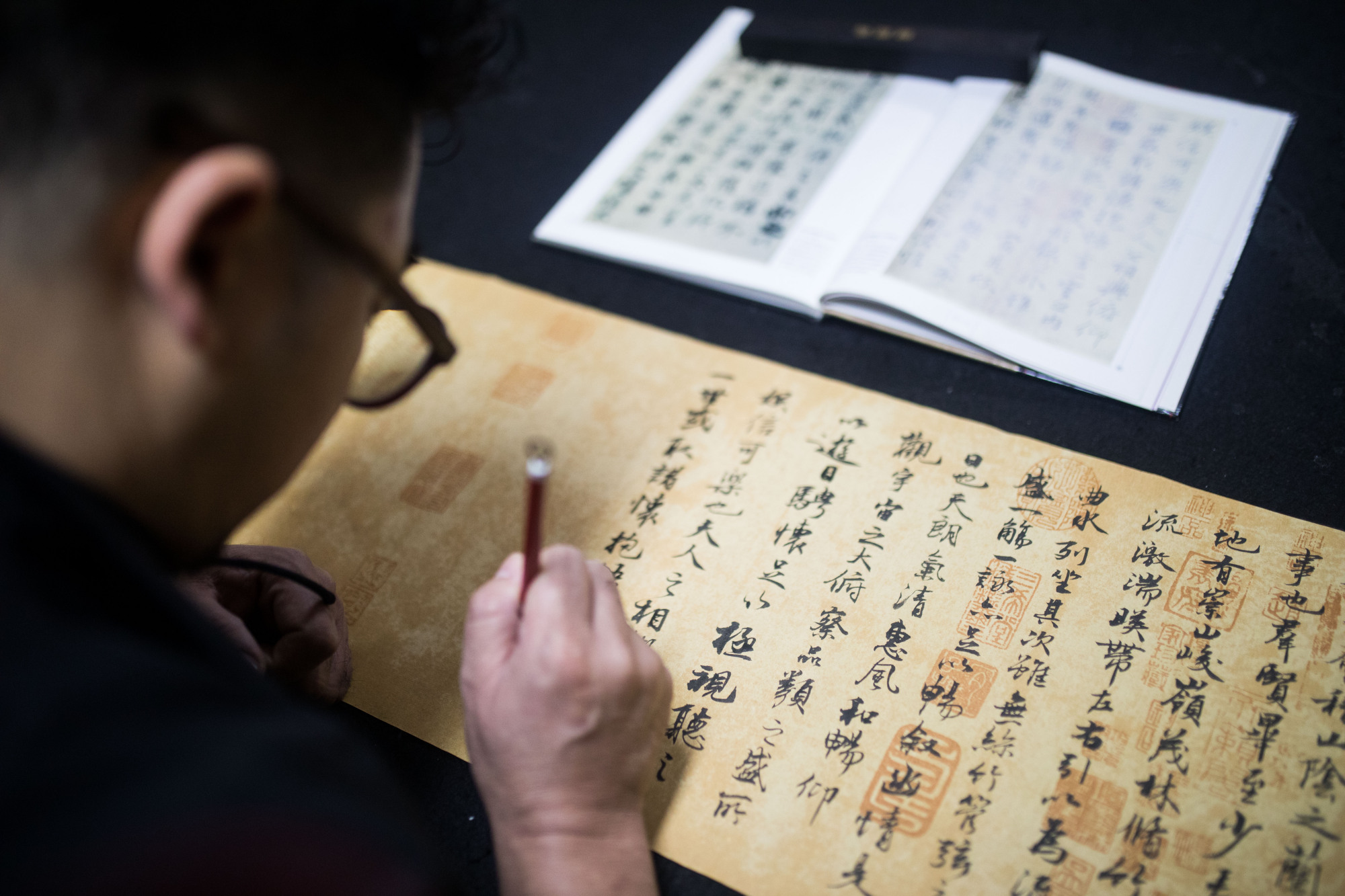 书法家每天凌晨四点起床写字 已坚持数十年 字体早已家喻户晓