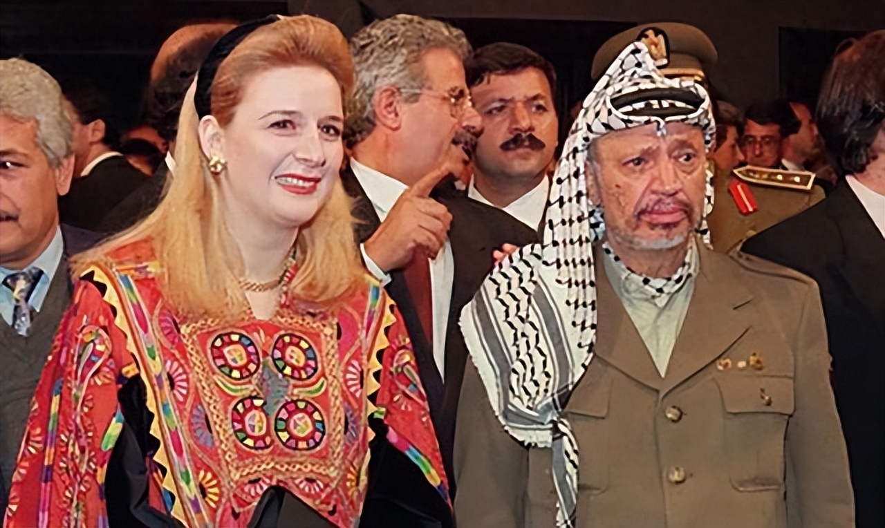 2004年阿拉法特死后小35岁妻子拿2000万美元带着女儿生活滋润