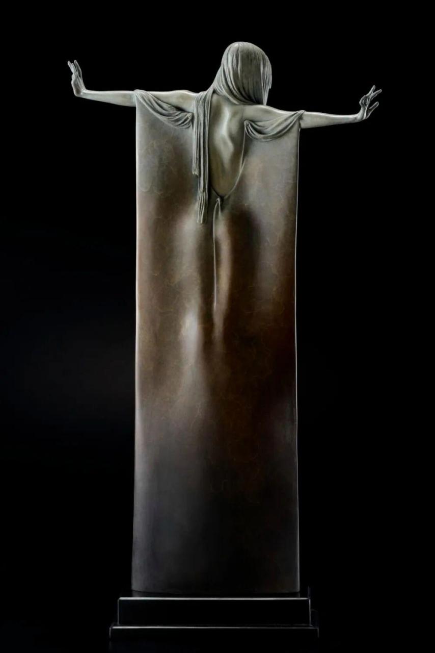 艺术家麦克·詹姆斯·塔尔博特(michael james talbot)在铜制雕塑制作