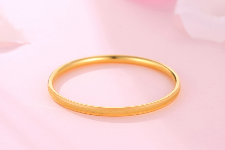 黄金手镯一直是婚假或者日常装扮中最热门的首饰之一