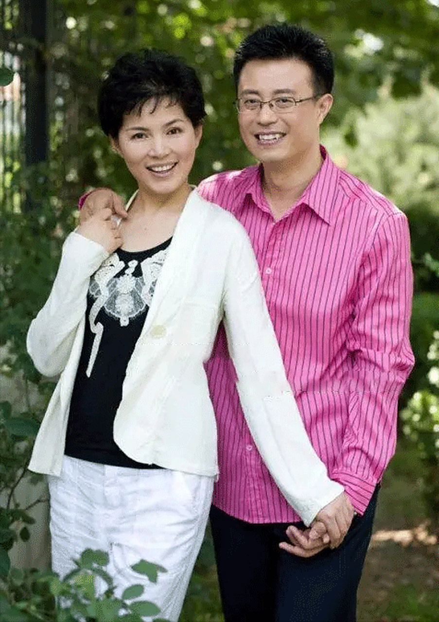 1999年,央视主持人白燕升和周佳刚新婚9个月,周佳突遭六级伤残,瘫痪在