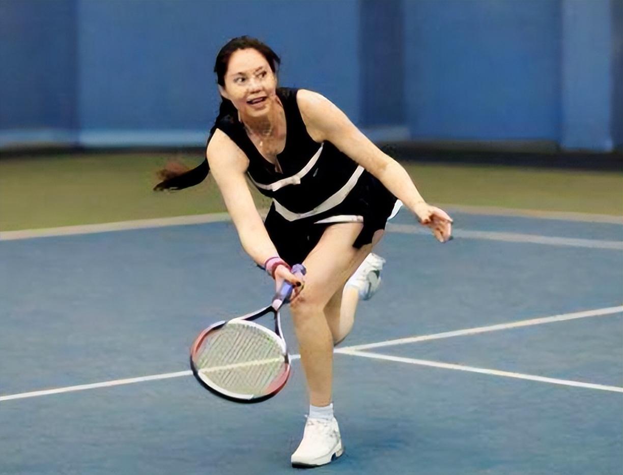 82年网球名将胡娜出逃美国,32年后高调回国:当年我是为了我的画