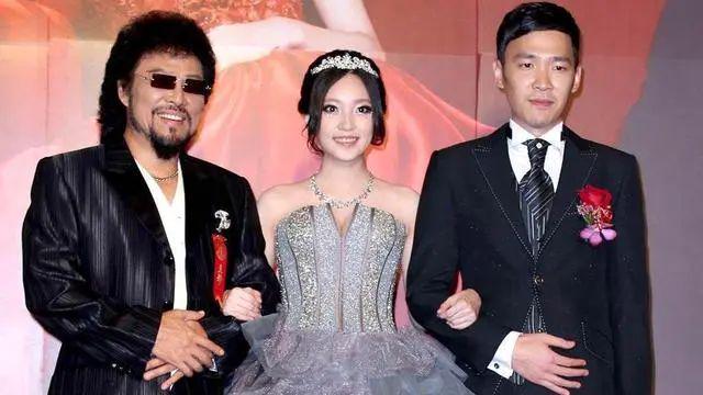 71岁张菲消失5年现状曝光,现身活动身材暴瘦惊呆网友