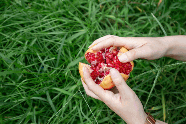 可以嚼着吃的红宝石,果肉鲜嫩,一粒粒来自云南爆浆的软籽石榴