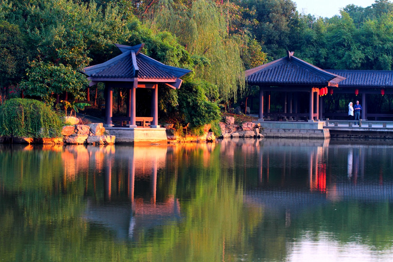 桥廊拥翠,几树风烟.叶上秋凉,峰岚花瘦,怜眼春残. 亭台锁夏消前.