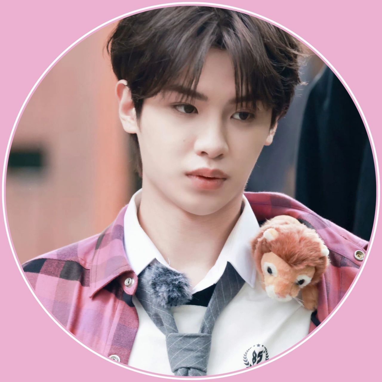 甜妹会喜欢的黄明昊圆框头像