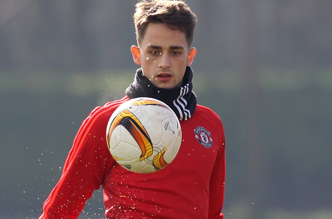 从内维尔对阿尔瓜西尔的评价,浅谈马丁内斯选择亚努扎伊的概率