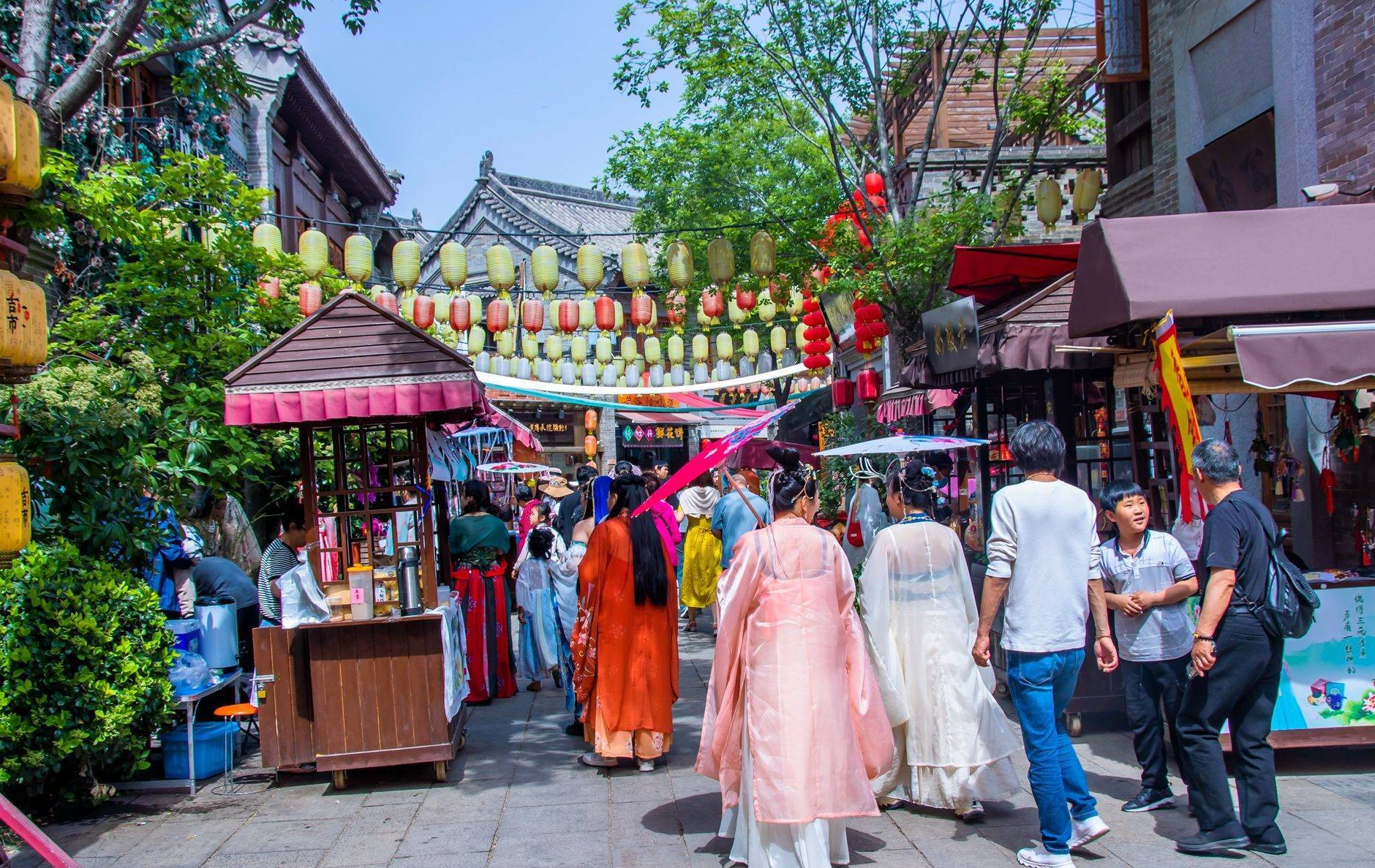 洛阳洛邑古城,当汉服遇上多巴胺搭配,成为了热门的汉服打卡地