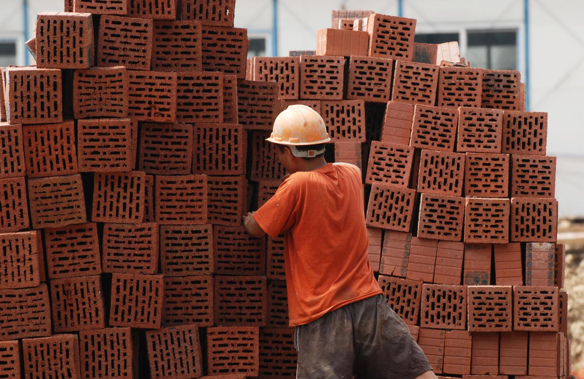 "儿子在工地搬砖"农民工坦言:后悔当初上大学