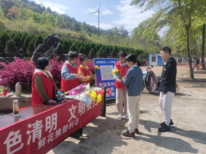 懷寧月山:鮮花換塑料花 文明祭掃更