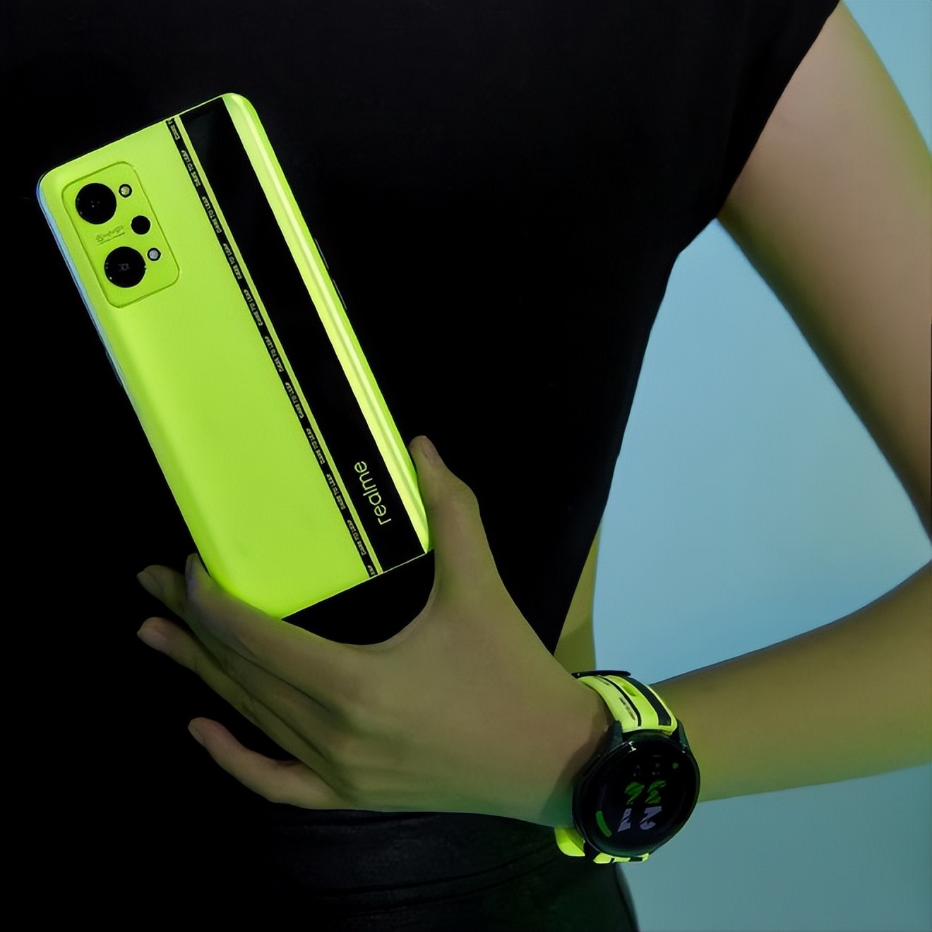 时隔一年半,真我gt5系列回归,24gb超大内存主打直屏旗舰!