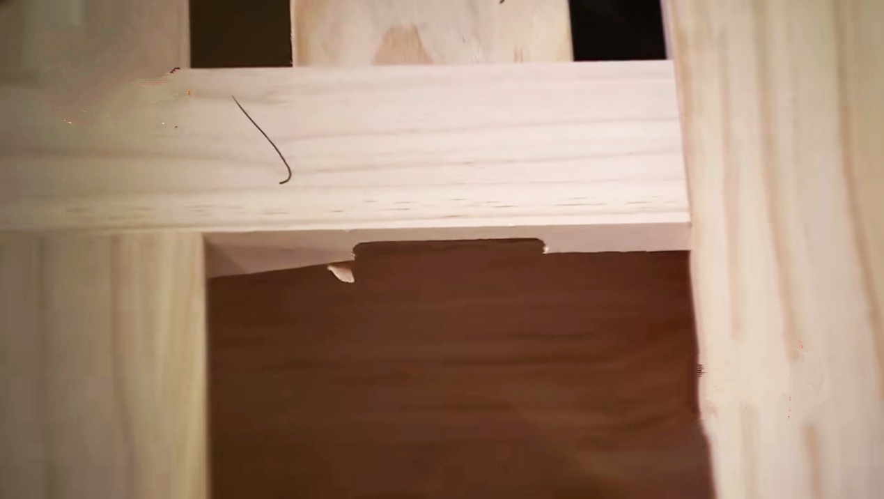 浙江一女子花8800买实木床,没睡两天床板断了,店长:动作太大!