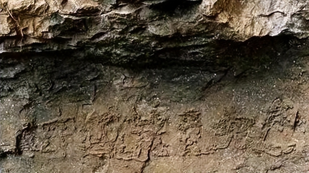 贵州这座救星石,从悬崖坠落后展现的文字,让许多人慕名前来