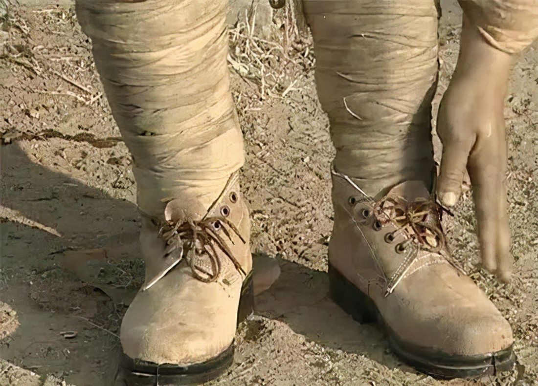 同样是王有胜守仓库,旧版《亮剑》得意洋洋吗,新版表情呆楞