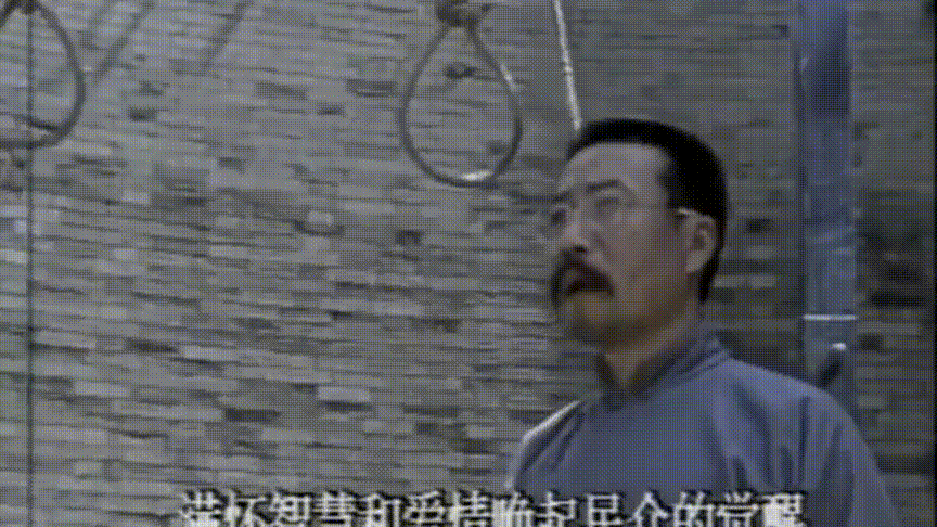 贫民时紧皱的眉头,关怀后辈学生时温暖的眼神,振臂高呼时坚毅的表情