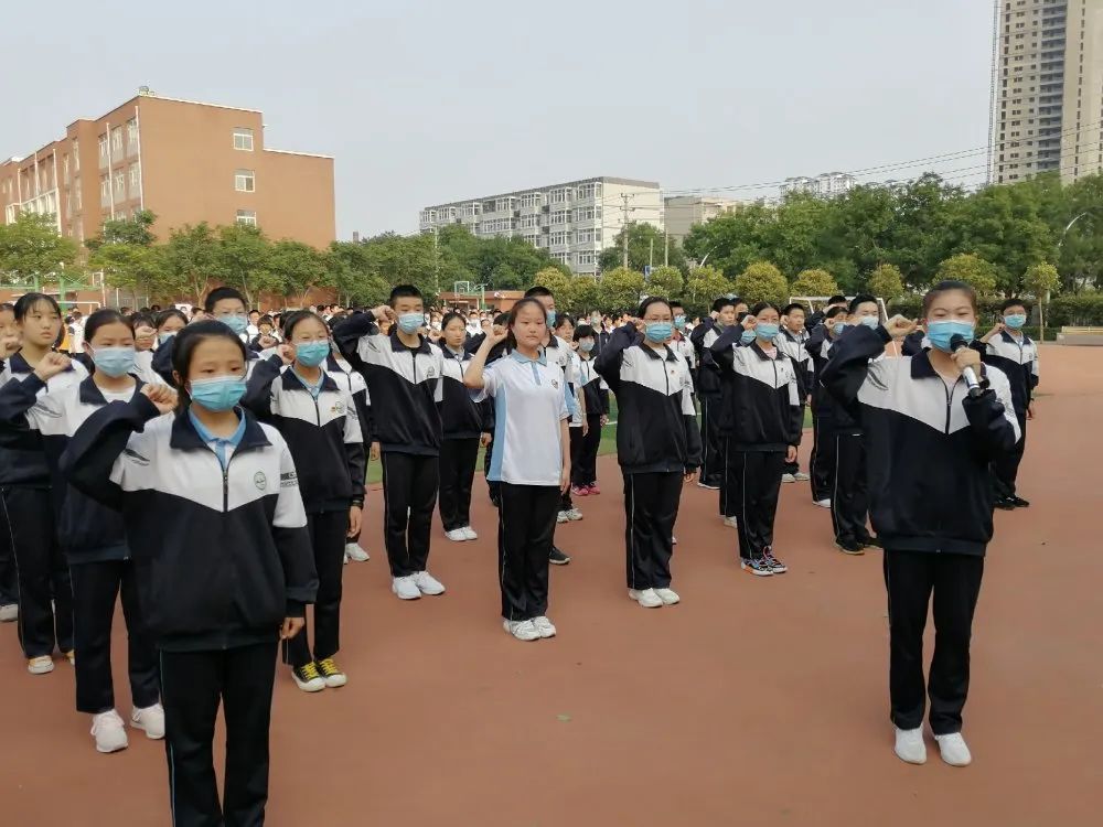 安阳市第十中学举行少先队退队暨新团员入团宣誓仪式