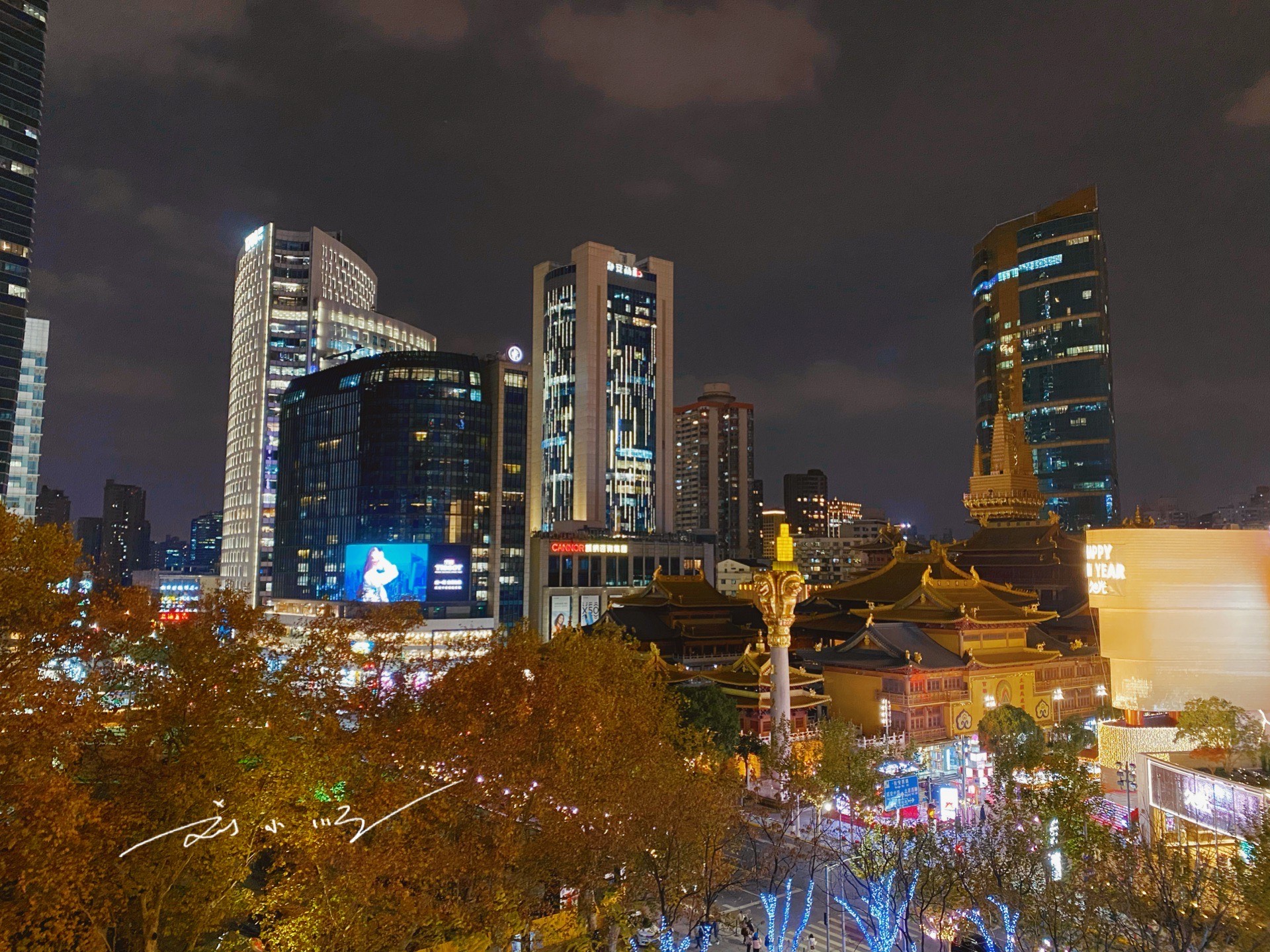 实拍上海静安寺夜景,灯红酒绿,流光溢彩,你看看繁华程度如何?