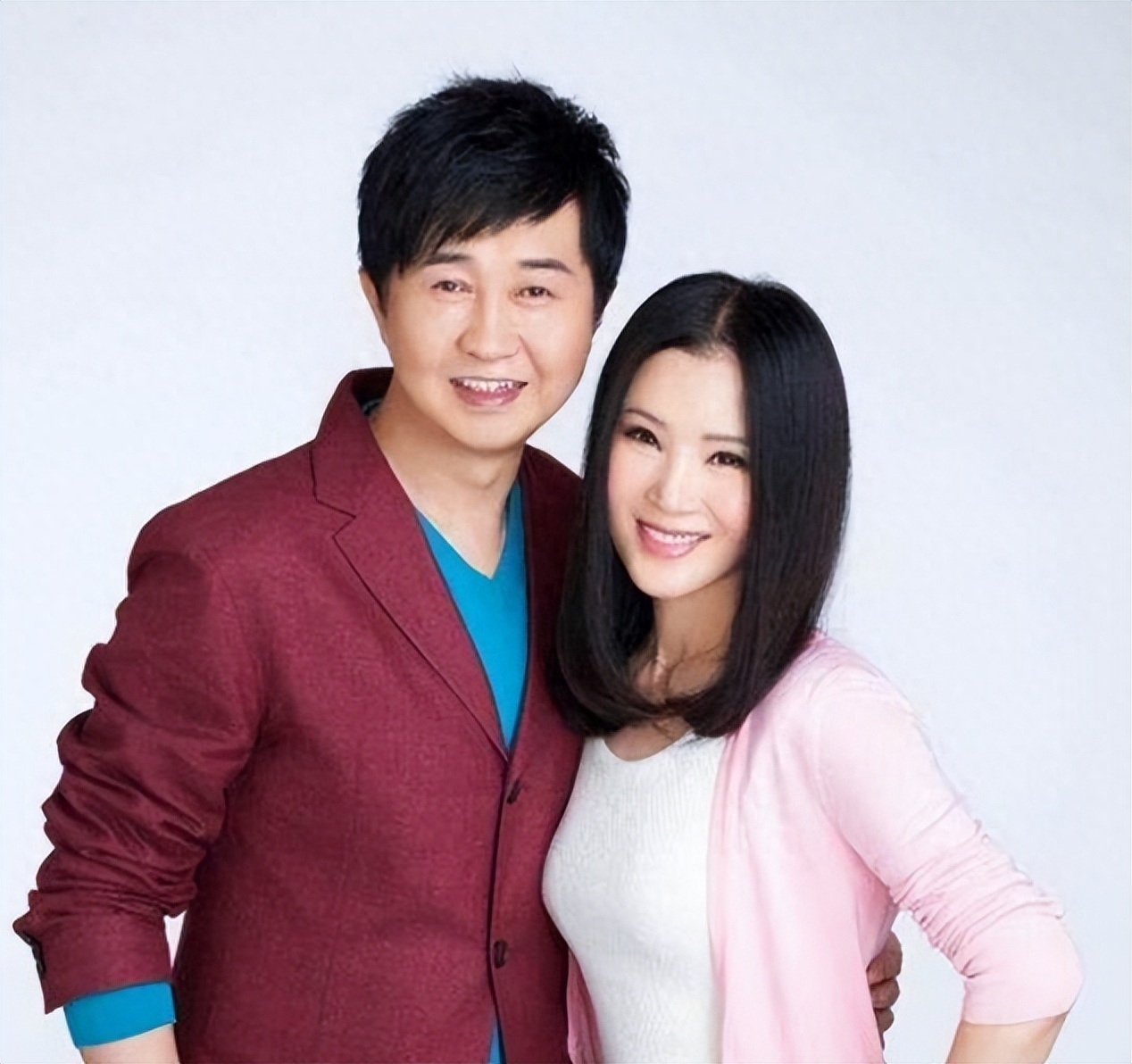 回顾付笛生全家旅居国外任静戴30w手镯似少女与儿媳同框似姐妹