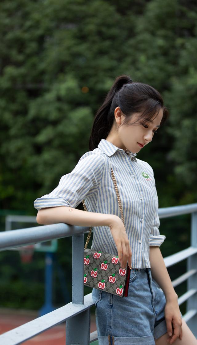 李兰迪瘦身成功!穿格纹外套配牛仔裤模样清纯,配色上清爽又高级