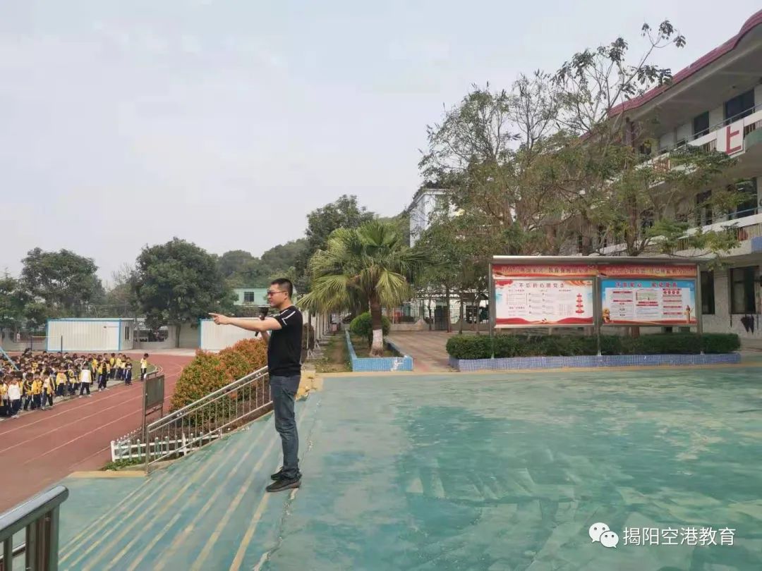 地都镇南陇小学举行应急演练活动