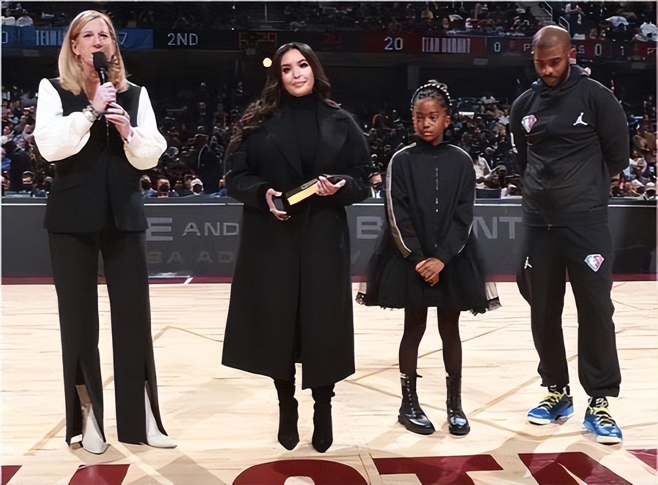 迈出关键一步!瓦妮莎疑与亚裔男子约会,告别200斤身材迎第二春