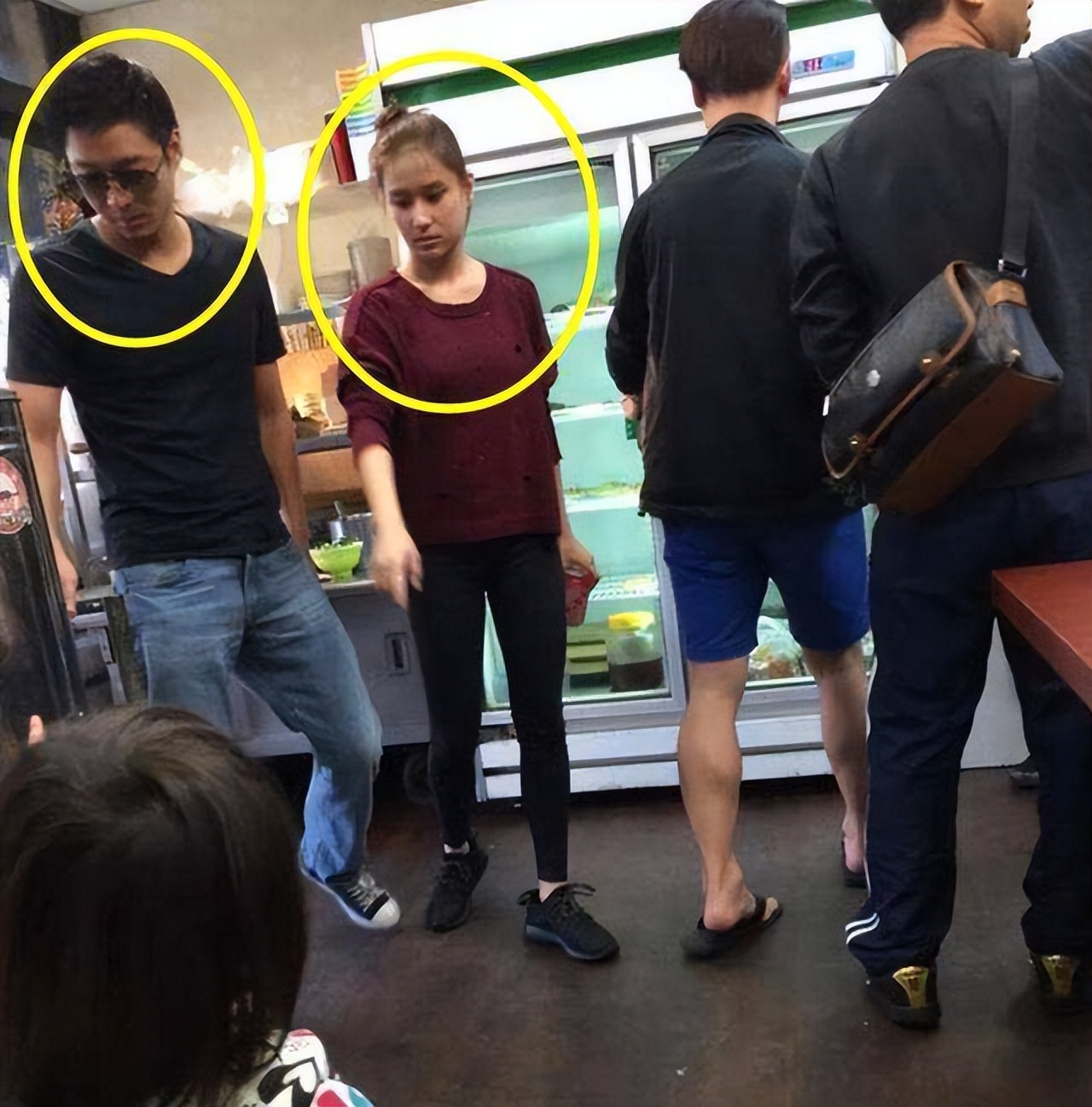 霍启山参加商务聚会,西装笔挺很帅气,可惜何超莲章子怡都错过他