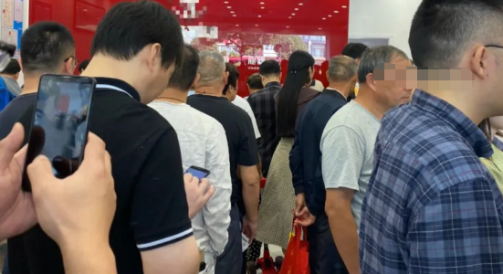 热点|“这个国庆像过年”！吃饭排队4000桌，网友刷屏这句话，瞬间泪目