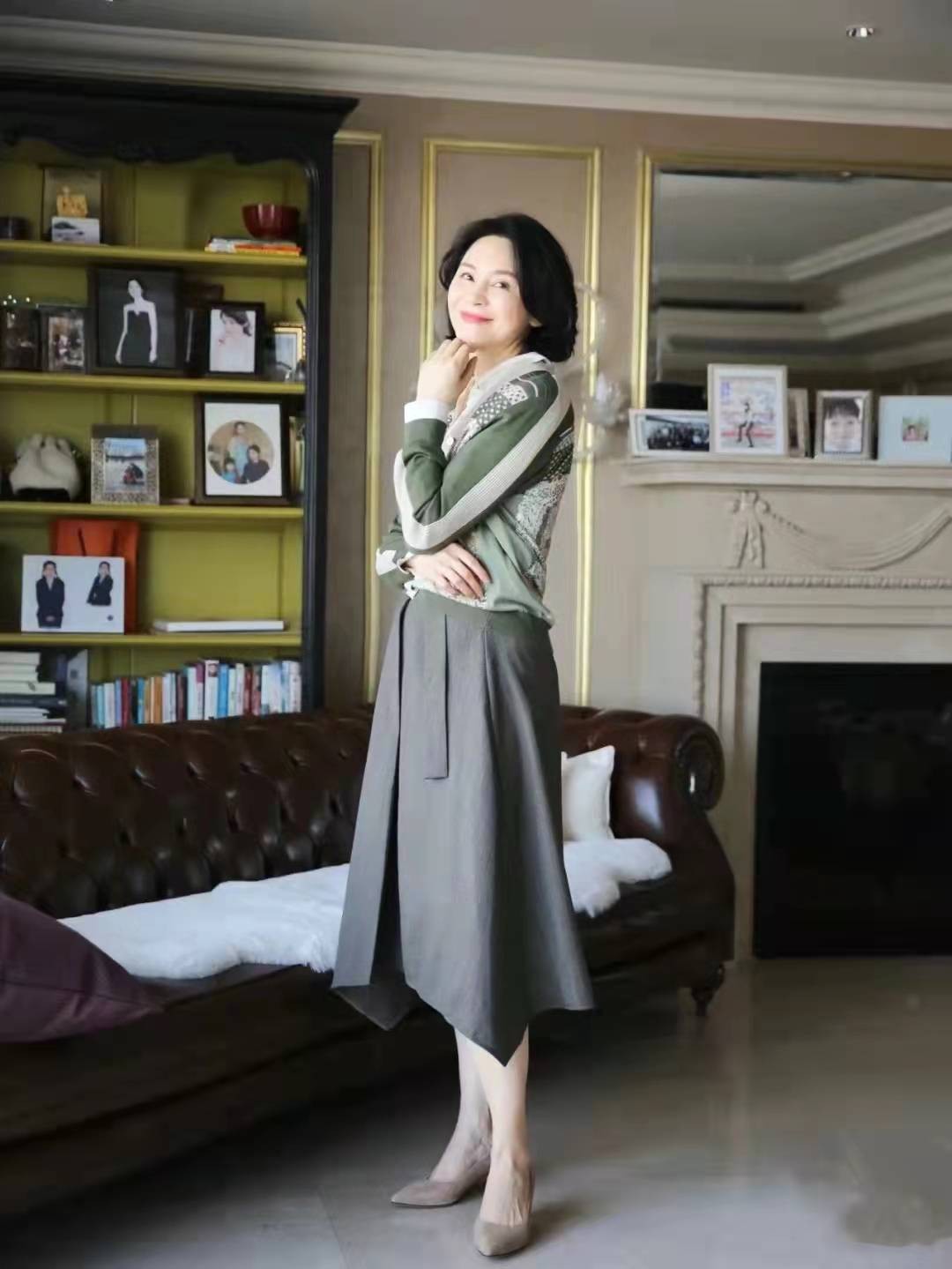 50岁女人早春怎么穿?这位大姐的穿搭优雅大气,照着穿就行