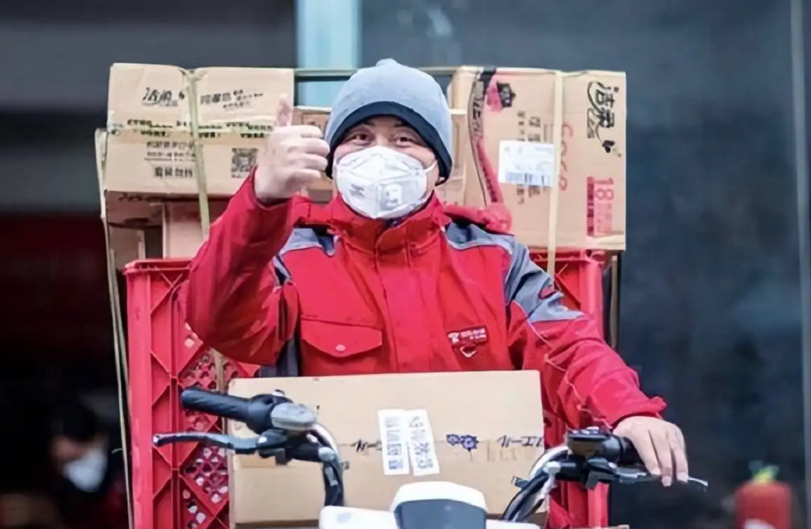 京东001号快递员,甘愿送快递12年,刘强东给了他啥?