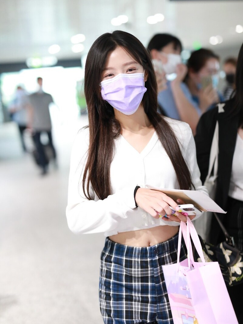 陈意涵穿着白色露脐装搭配格纹裤,一袭穿搭淑女范十足