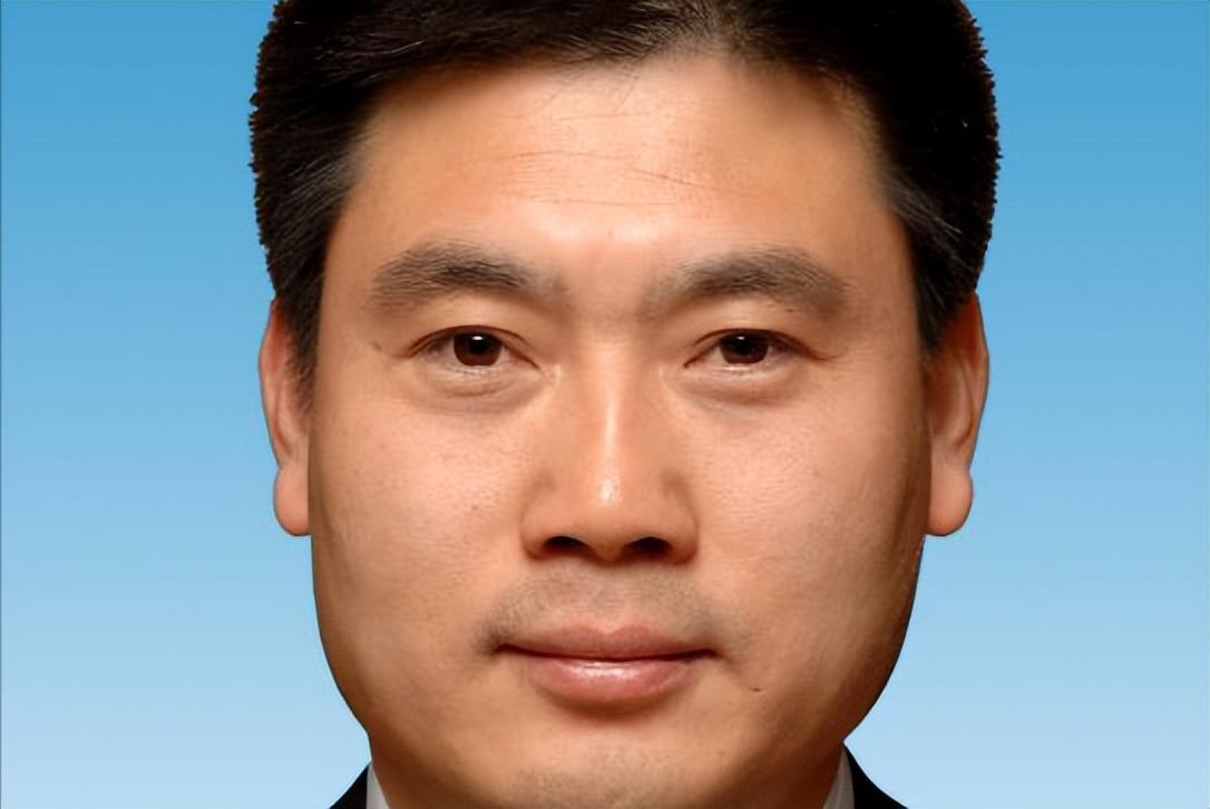 现任公安部副部长,公安部首位70后领导,最年轻副部长,履历丰富