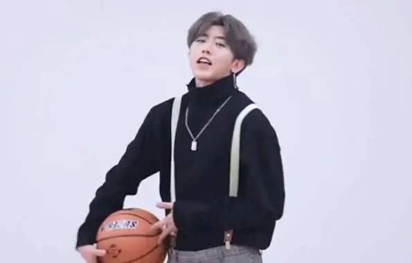 蔡徐坤唱跳rap篮球虽然不行,但是人家一夜情还是能搞得风生水起