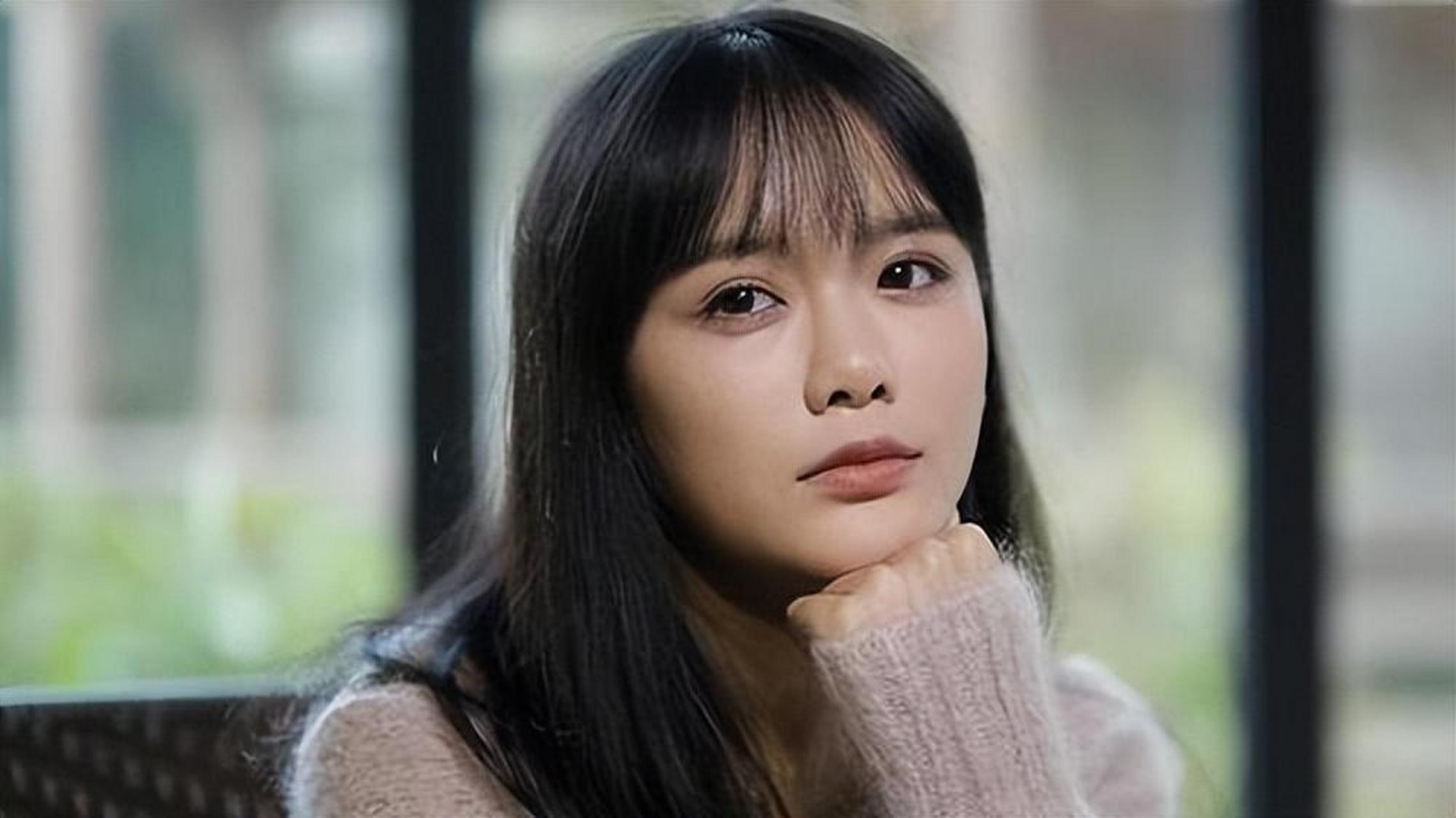 2012年,南笙的一组复古风写真迅速蹿红网络,长相出挑的她被荣信达第一