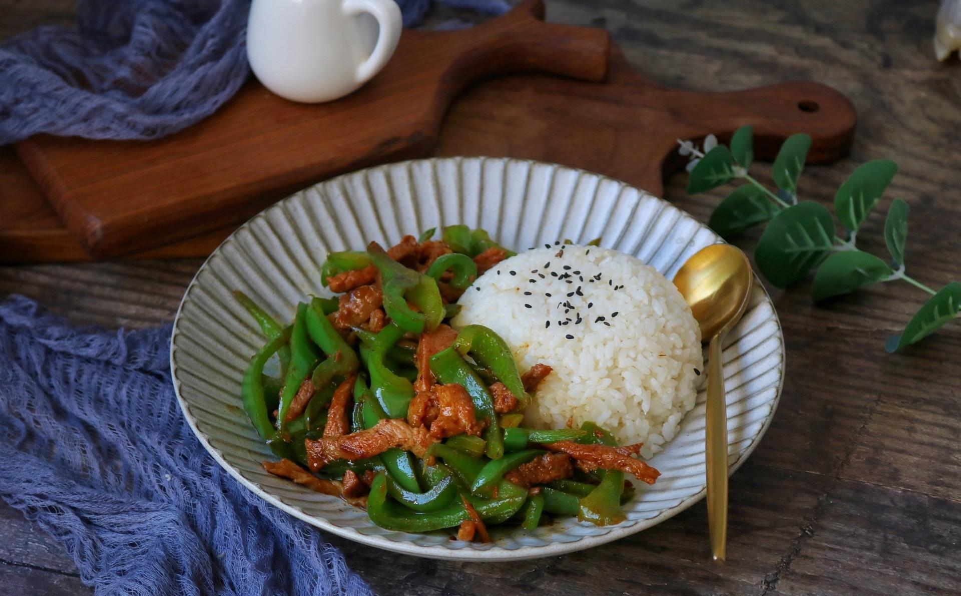 孩子点名要吃青椒肉丝盖浇饭,家常做法比饭店香,一大盘全吃光