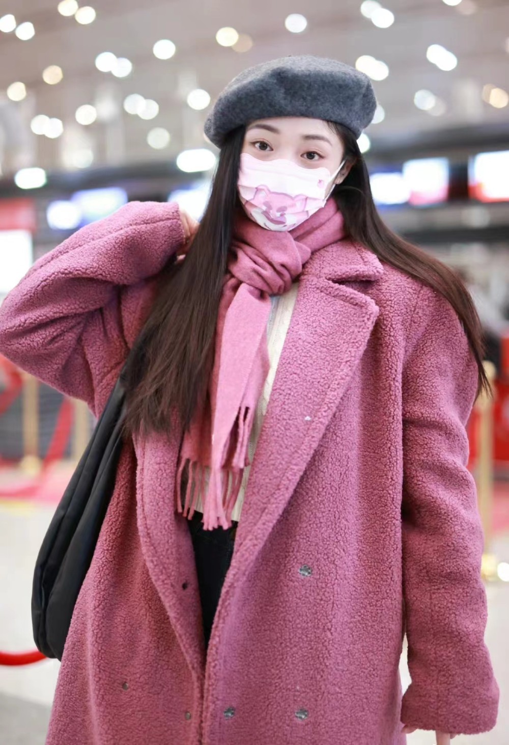 24岁周洁琼现身机场,粉色羽绒服搭牛仔裤,清新少女感十足!