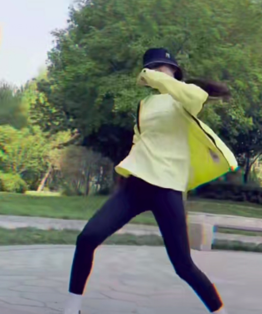 李小璐穿紧身裤热舞,声称跳舞使我快乐,与粉丝互动