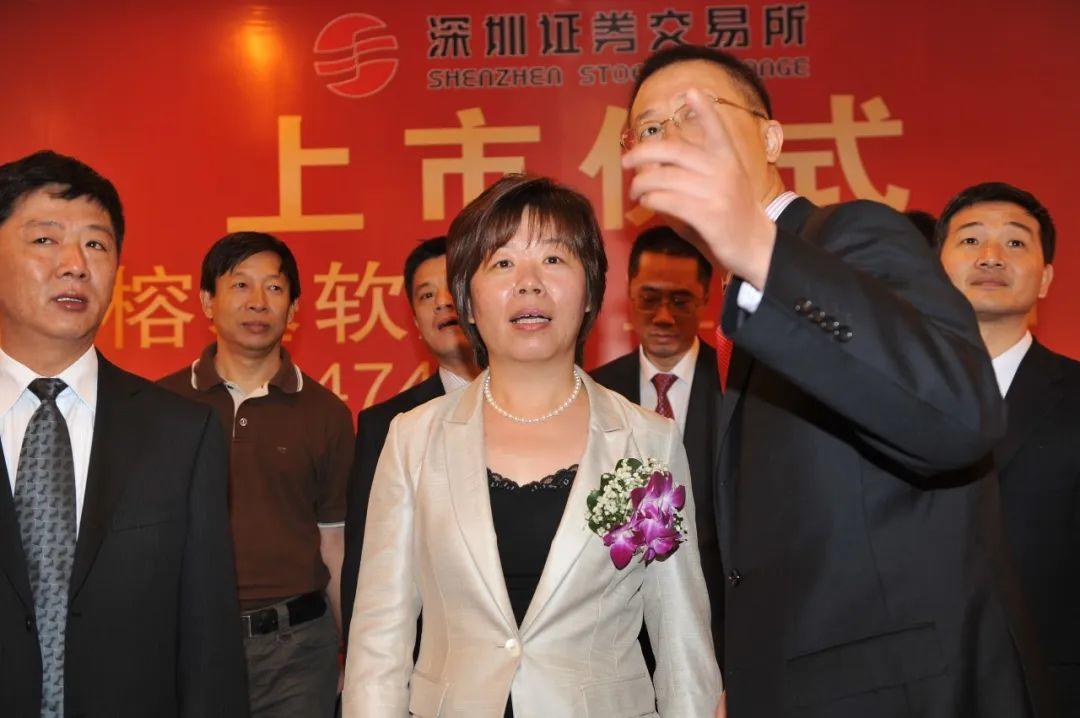 回顾:从打工妹到"百亿富婆",王来春赚了1800亿,大方分哥哥900亿