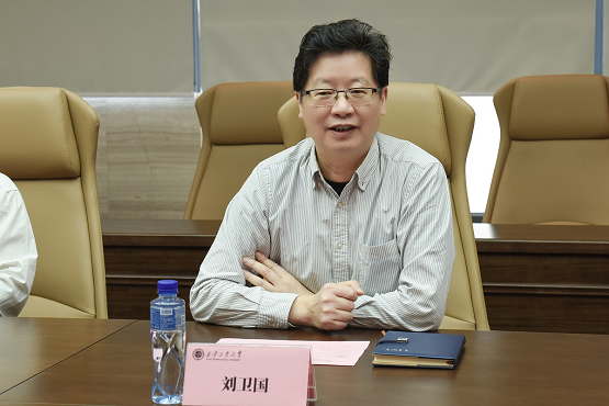 西安工业大学-宇瞳光学先进制造联合实验室签约仪式(左起:金永红,弥谦