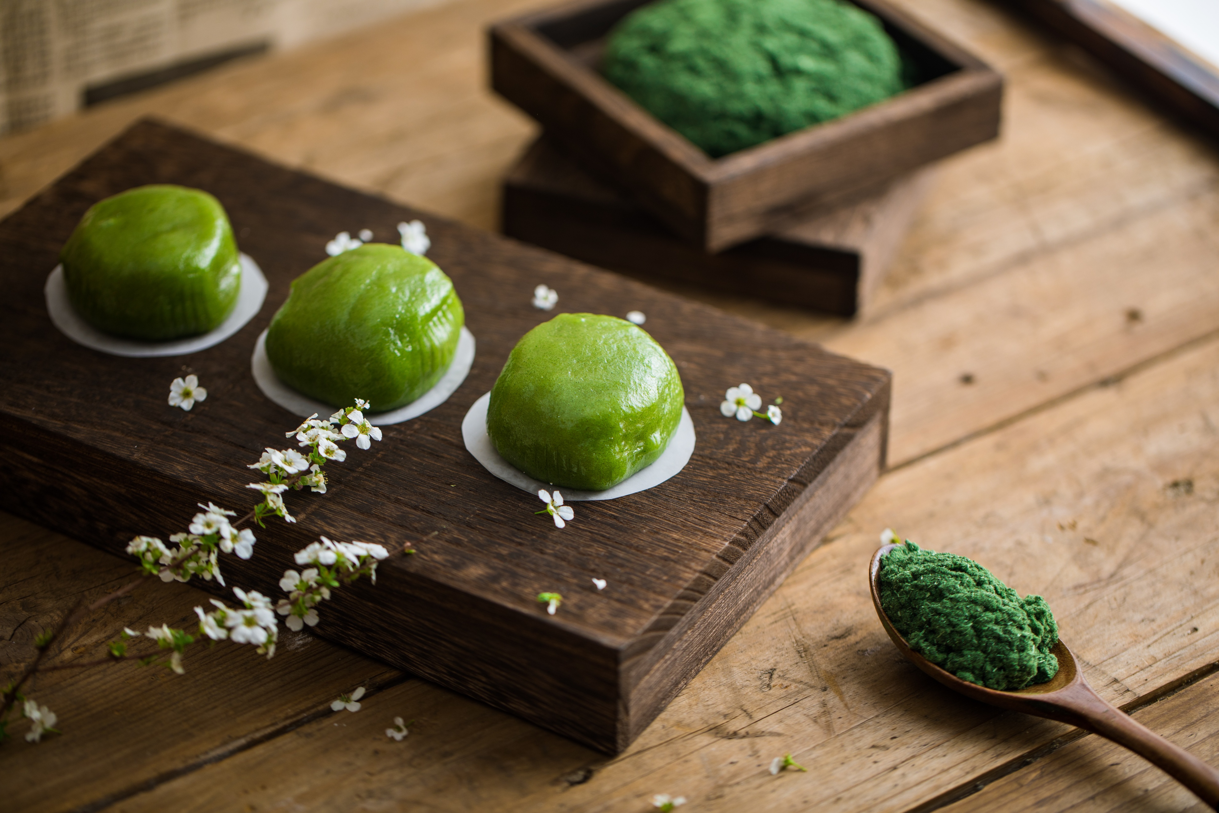 又到清明踏春时,寒食择艾煮青团