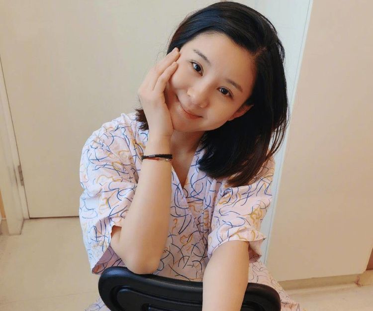 36岁李晓萌晒出近照,产后两个月状态超好,二胎儿子侧颜可爱