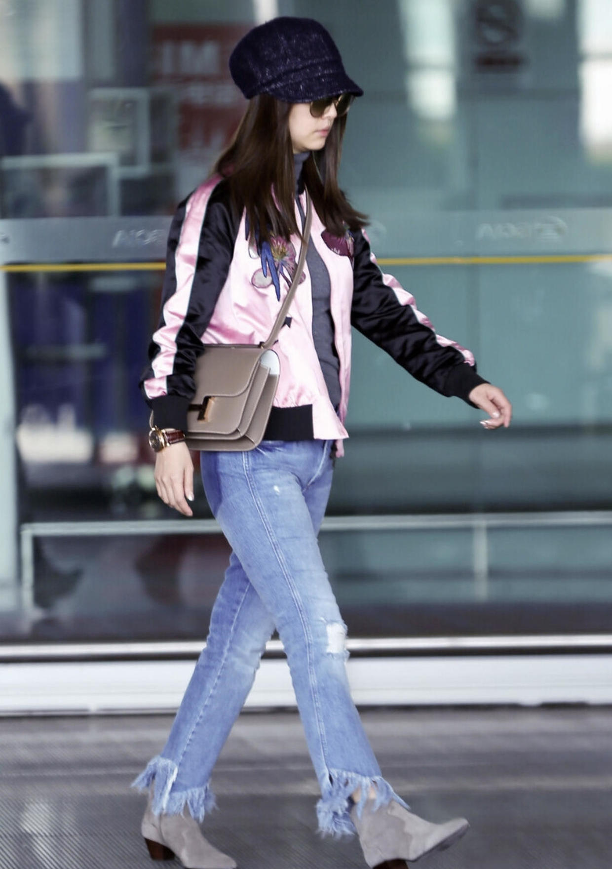 林心如私服打扮真年轻,穿棒球服配牛仔裤走机场,看着高级又减龄