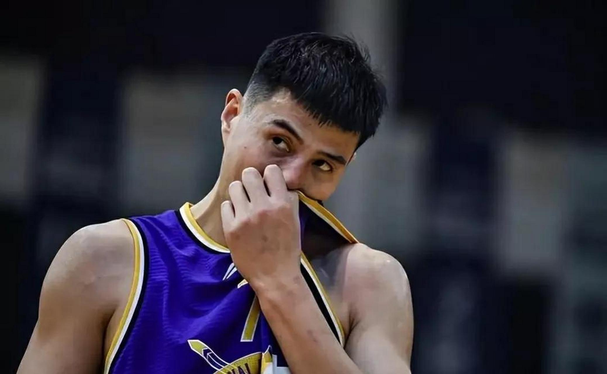 有了孙桐林的前车之鉴,俞长栋的年薪合同调整为30-600万之间,为了留队