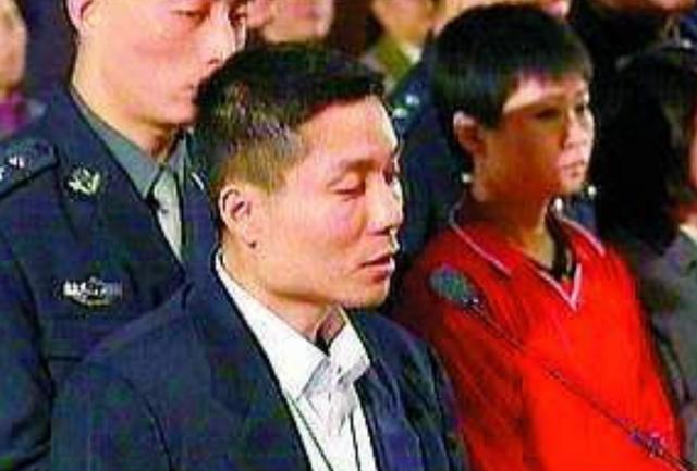 严敏32岁,很早离婚,带着女儿艰难生活,张君对她出手大方,又加上满身